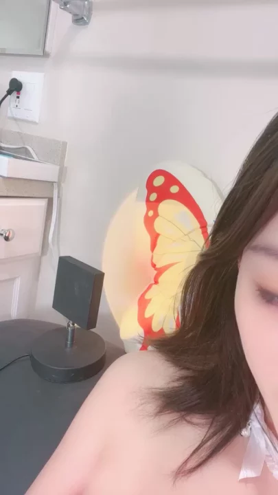Screenshot 4 aus Japanische Solo-Masturbation — Rasierte Muschi mit Dildo und Saugspielzeug [FC2-PPV-573360]