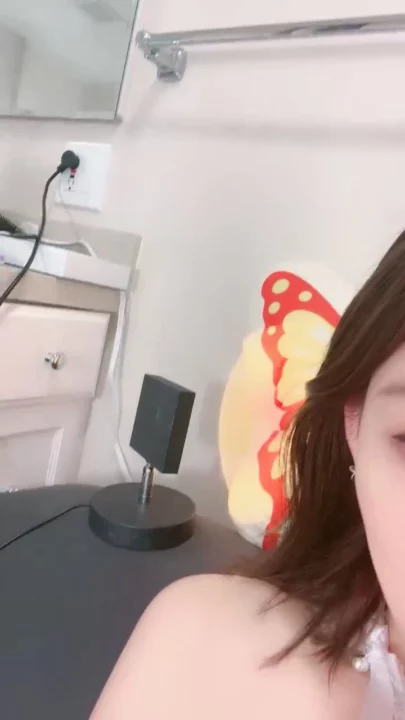 Screenshot 10 aus Japanische Solo-Masturbation — Rasierte Muschi mit Dildo und Saugspielzeug [FC2-PPV-573360]