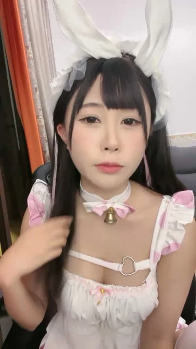 Screenshot 3 from Masturbación en Lencería — Pequeña Asiática con Orejas de Conejo y Vibrador