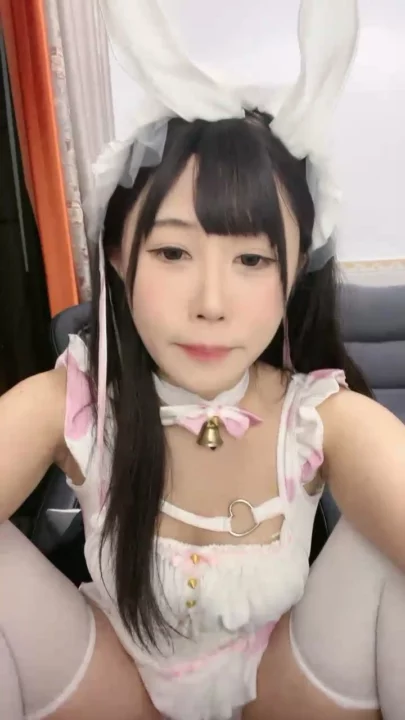 Screenshot 4 from Masturbación en Lencería — Pequeña Asiática con Orejas de Conejo y Vibrador