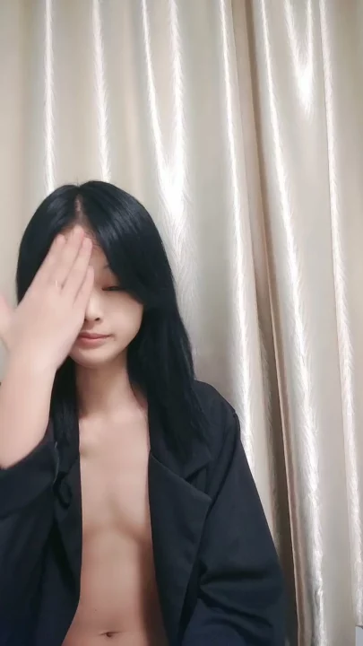 Screenshot 7 aus Kleine Titten Asiatin masturbiert solo — Nackte Selbstvorführung mit direktem Blickkontakt