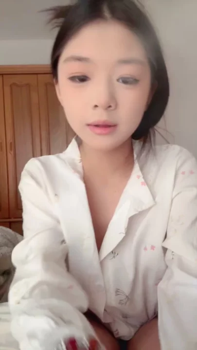 Screenshot 2 from Tongtong Chinese Amateur Livestream — POV Masturbation and Shaved Pussy Reveal