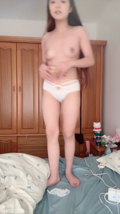 Screenshot 16 from Tongtong Chinese Amateur Livestream — POV Masturbation and Shaved Pussy Reveal