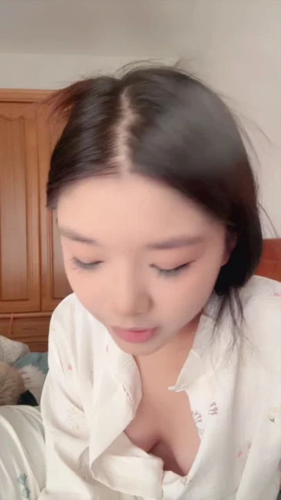 Screenshot 3 from Tongtong Chinese Amateur Livestream — POV Masturbation and Shaved Pussy Reveal