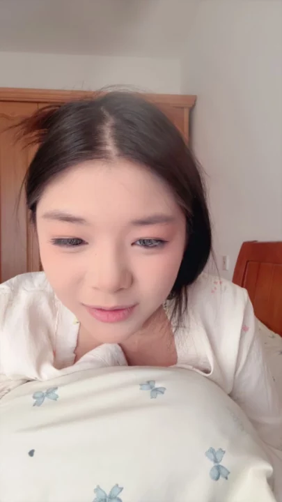 Screenshot 4 from Tongtong Chinese Amateur Livestream — POV Masturbation and Shaved Pussy Reveal