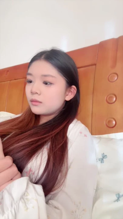 Screenshot 5 from Tongtong Chinese Amateur Livestream — POV Masturbation and Shaved Pussy Reveal