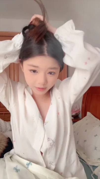Screenshot 1 from Tongtong Chinese Amateur Livestream — POV Masturbation and Shaved Pussy Reveal