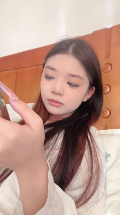 Screenshot 6 from Tongtong Chinese Amateur Livestream — POV Masturbation and Shaved Pussy Reveal