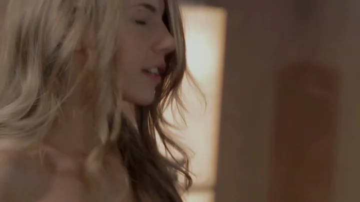 Screenshot 11 aus Unzensierte Amateur-Szene — Europäische Blondine reitet ihren Partner auf der Chaiselongue
