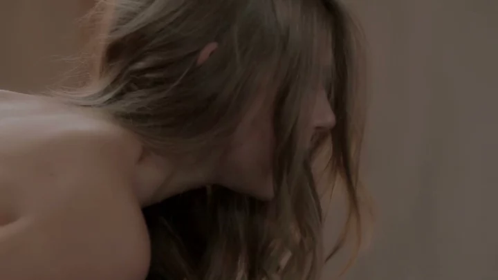 Screenshot 14 aus Unzensierte Amateur-Szene — Europäische Blondine reitet ihren Partner auf der Chaiselongue