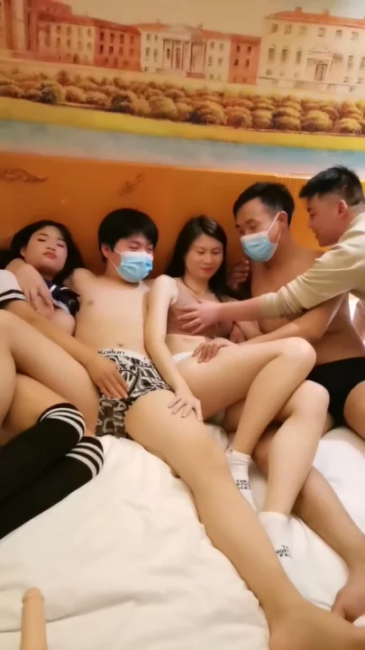 Screenshot 2 aus Unzensierter Japanischer Gruppensex — Schulmädchen-Uniform Gangbang im Hotelzimmer