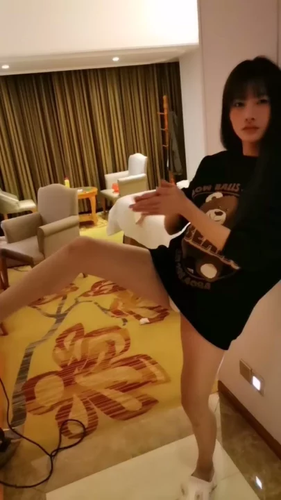 Screenshot 3 aus Unzensierter Japanischer Gruppensex — Schulmädchen-Uniform Gangbang im Hotelzimmer