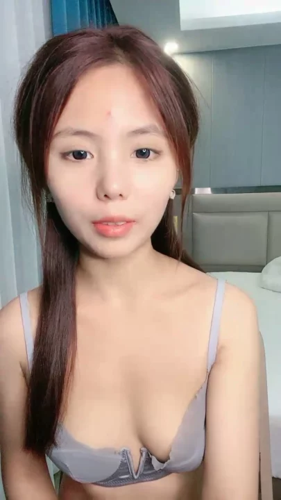无遮挡第一视角自慰——娇小亚裔女子身穿内衣与露脐上衣