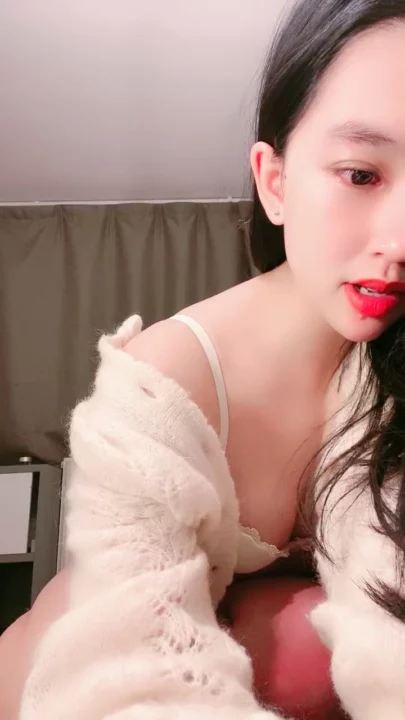 Screenshot 1 aus Vivi chinesische POV Masturbation — haarige Muschi und Dessous-Tease mit Dildo-Ritt