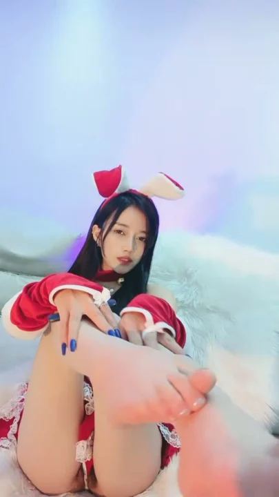 2번 스크린샷, Xinxin FC2 Amateur POV — Red Bunny Cosplay Masturbation with Dildo에서 캡처됨