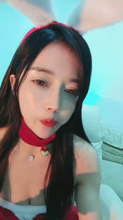 13번 스크린샷, Xinxin FC2 Amateur POV — Red Bunny Cosplay Masturbation with Dildo에서 캡처됨