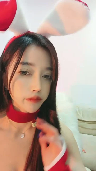 3번 스크린샷, Xinxin FC2 Amateur POV — Red Bunny Cosplay Masturbation with Dildo에서 캡처됨
