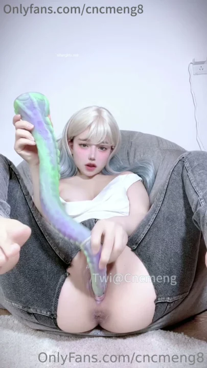 Screenshot 2 from Xueer Chinese Livestream Leaked — POV Masturbation with Rainbow Dildo
