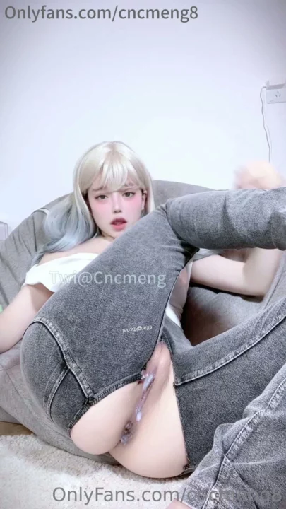 Screenshot 5 from Xueer Chinese Livestream Leaked — POV Masturbation with Rainbow Dildo