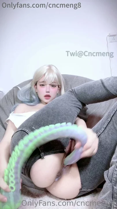 Screenshot 8 from Xueer Chinese Livestream Leaked — POV Masturbation with Rainbow Dildo