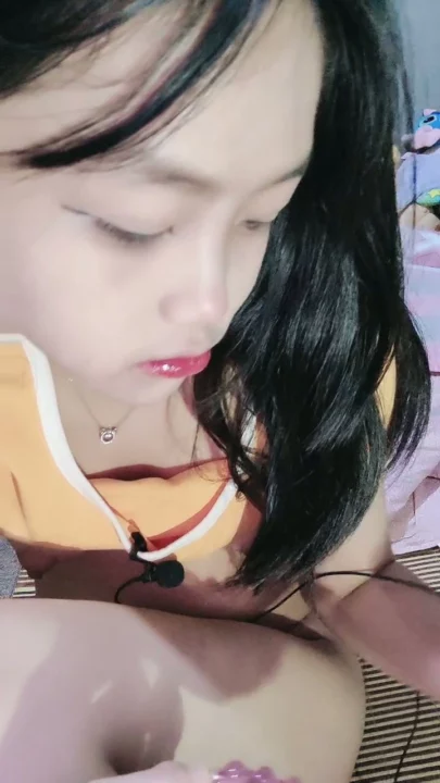 Screenshot 10 from Yuyu Chinese Livestream Nghiệp Dư Quay Từ Góc Nhìn Người Thứ Nhất — Em Gái Nhỏ Nhắn Khoe Mặt Tự Sướng Một Mình Với Đồ Chơi