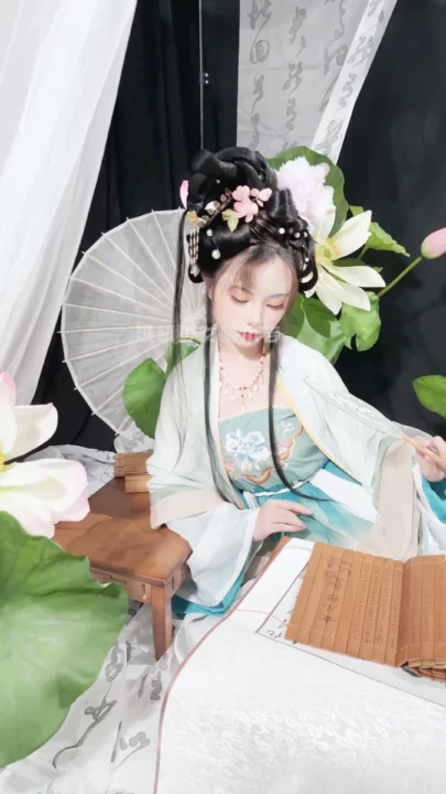 Screenshot 2 from Chinese Solo Masturbation in Traditional Hanfu — Petite Beauty Touches Pussy